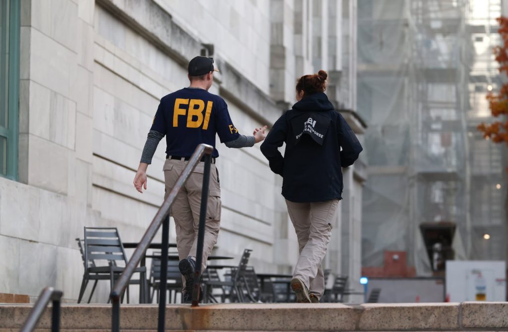 Agențiile de Securitate Americană au Neutralizat o Rețea de Hackeri Ruși FBI-ul din Boston și Departamentul de Justiție au condus o operațiune amplă pentru a perturba o rețea de hackeri ruși care au compromis routere de calculatoare în Statele Unite