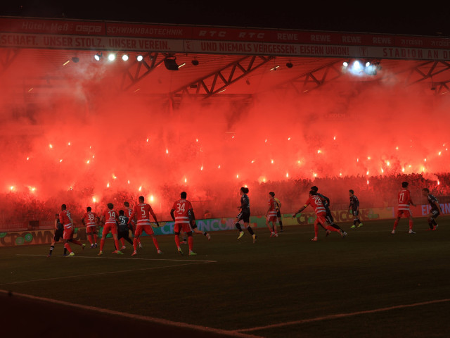 Un club de fotbal din Germania a primit o amendă uriașă, după ce fanii săi au aprins peste 200 de torțe în timpul unui meci