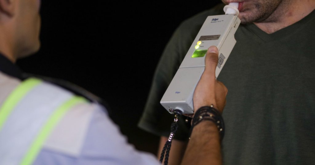 Șofer începător, prins beat cu copii în mașină: Whiskey și beri, la volan!