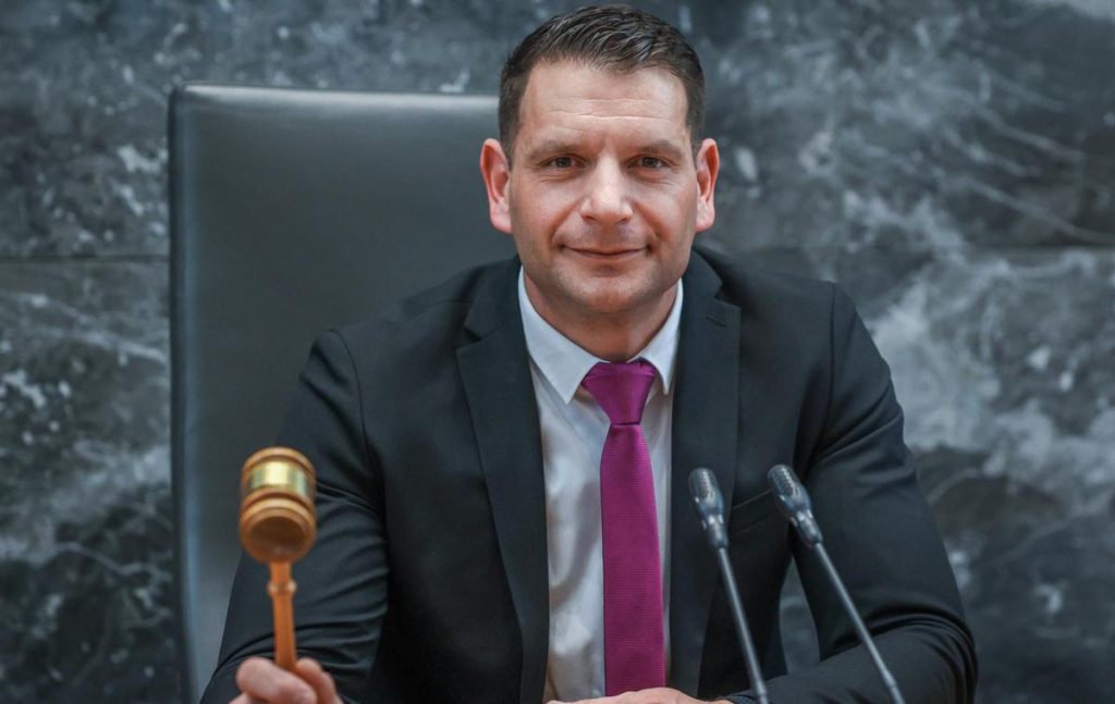 Parlamentar european cere referendum pentru ieșirea din NATO și OMS. Ce urmează? UE?