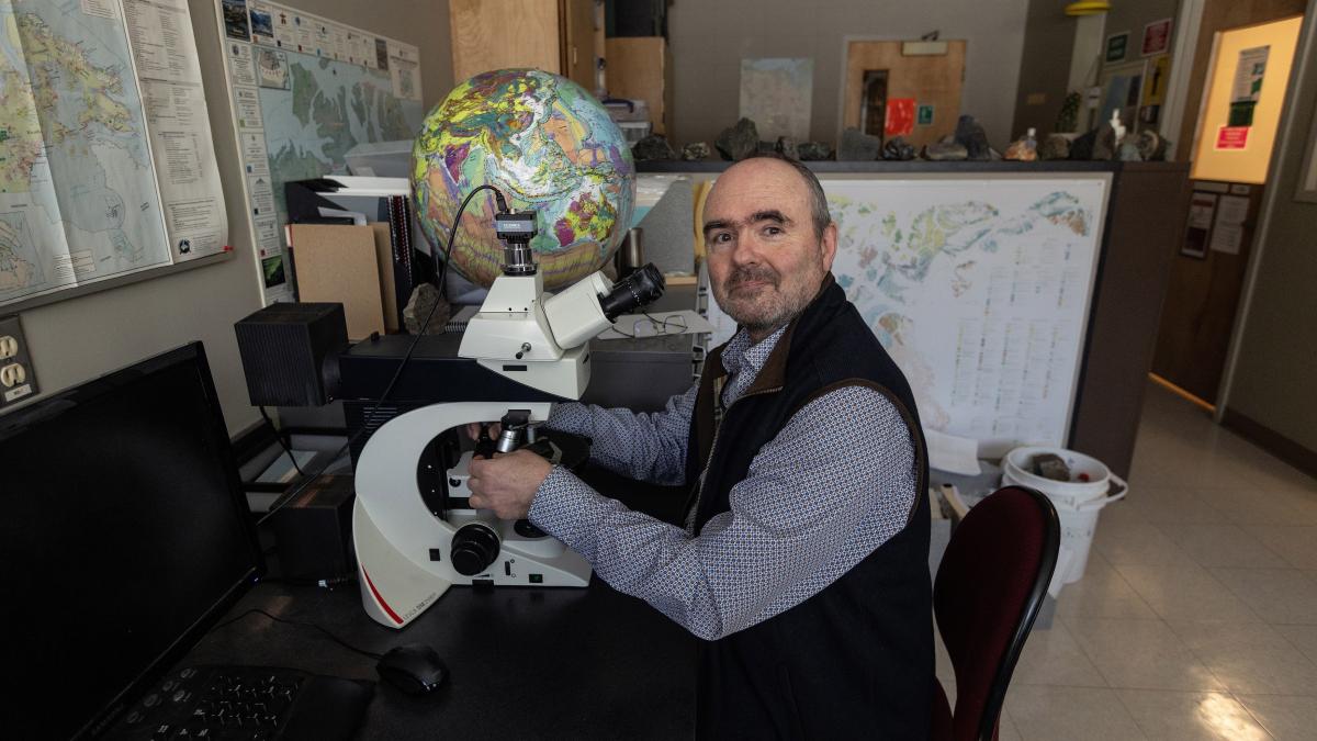 Un nou mineral, botezat în onoarea geochimistului și vânătorului de diamante, GRAHAM PEARSON, a fost descoperit într-un diamant format în adâncurile Pământului