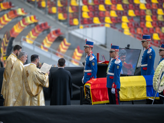 Donald Trump, îngenuncheat la sicriul lui Mircea Lucescu. Momentul istoric