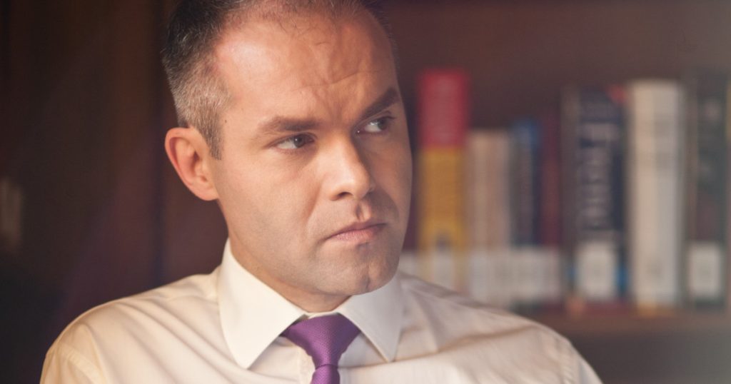 Funeriu, verdict crunt: Manualele din România, bune doar de tricouri