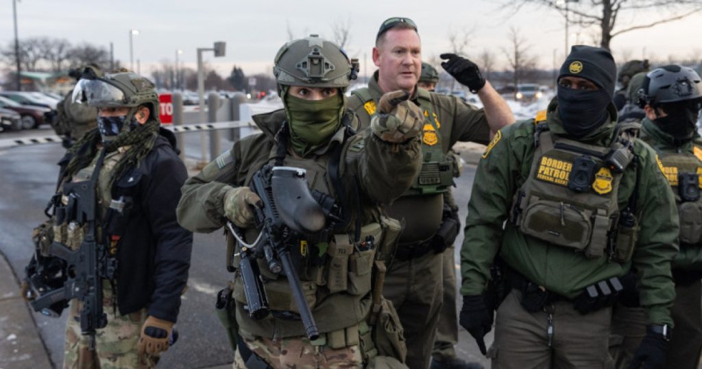 În SUA, o bătrână franțuzoaică, încătușată ca un infractor periculos de ICE