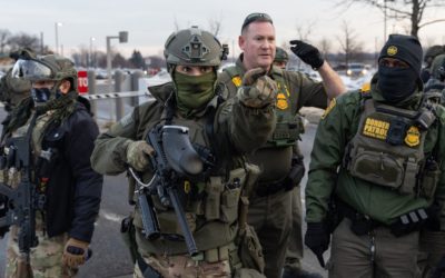 În SUA, o bătrână franțuzoaică, încătușată ca un infractor periculos de ICE