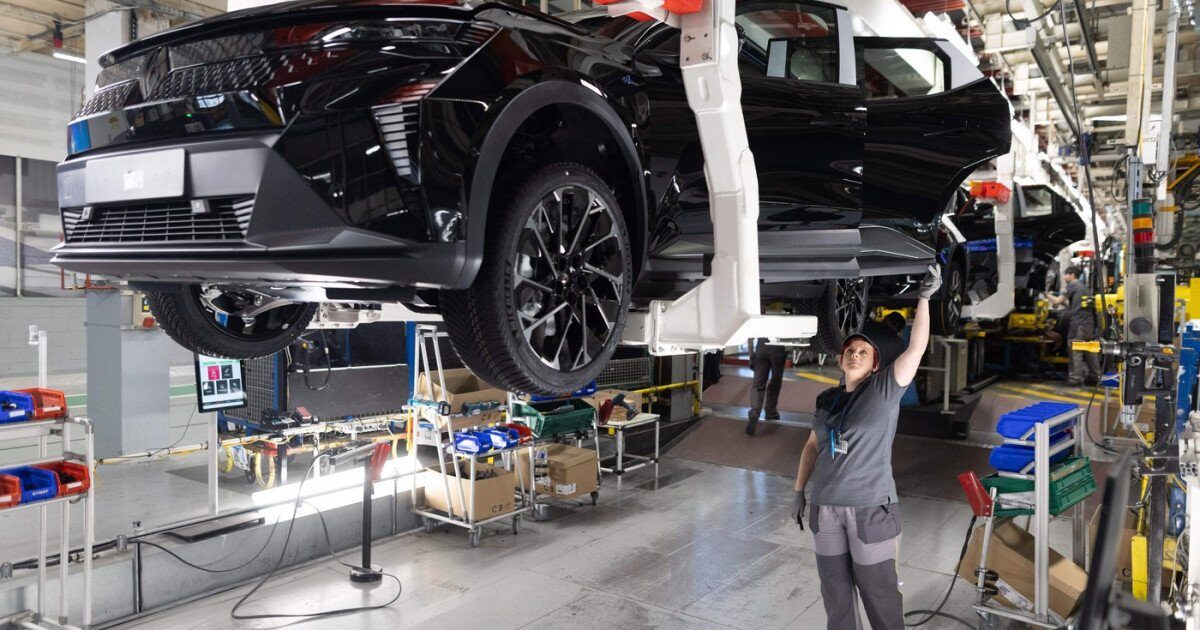 Renault dă afară masiv: Până la 20% din ingineri, pe rol