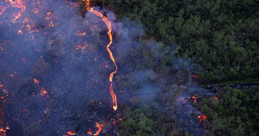 Lava vulcanică din REUNION se revarsă în ocean: IMAGINI ULUITOARE