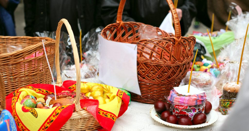Ce se dă de Paște: Lista alimentelor pentru pachetele de pomană și masa de Înviere