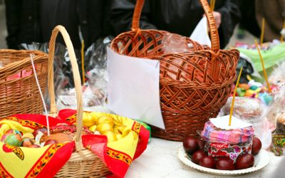 Ce se dă de Paște: Lista alimentelor pentru pachetele de pomană și masa de Înviere