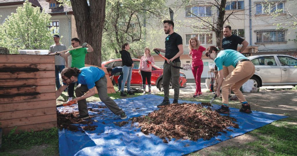 Bucureșteni fac îngrășământ din legume și rumeguș: Grădinile înfloritoare
