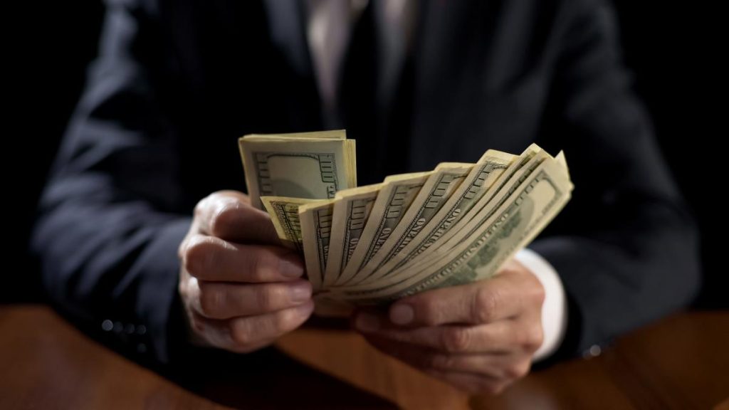 Acceptă joburile urâte: Sfatul MILIONARULUI care a vândut sânge să mănânce