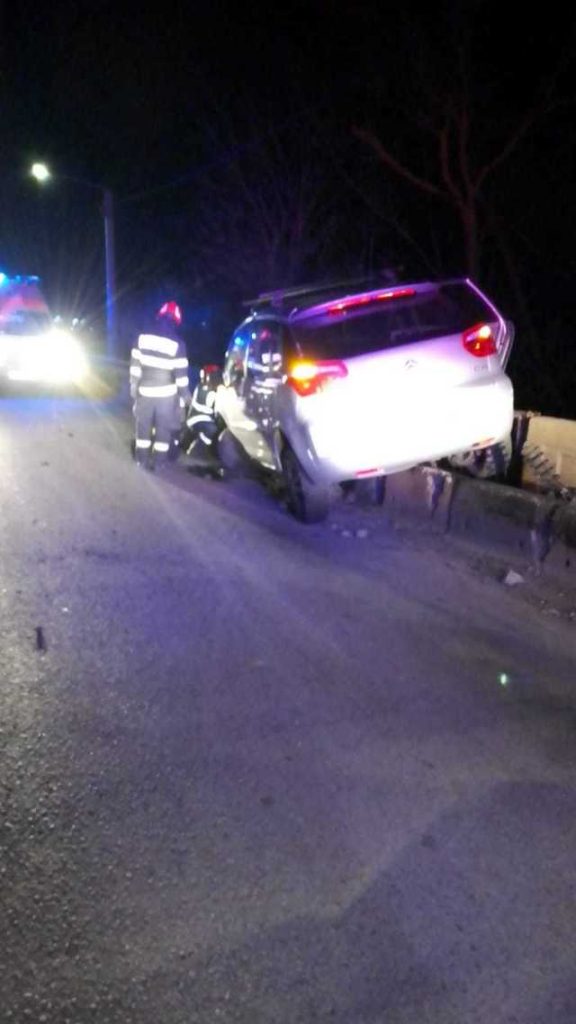 Accident grav în Bistrița-Năsăud: Trei bărbați, la spital după ce au intrat într-un podeț pe DN 17