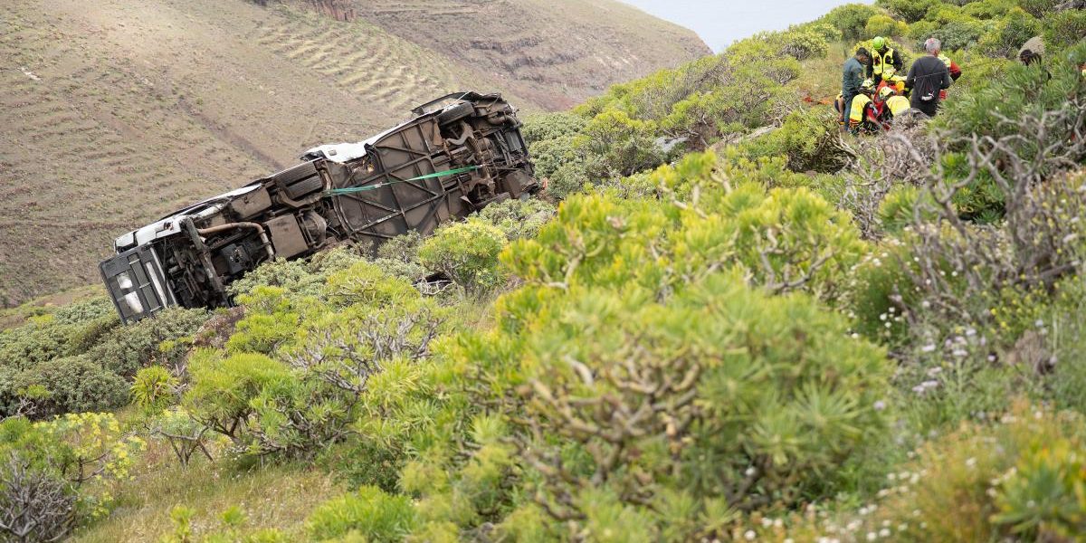 Autobuz plin cu britanici, prăbușit în Canare: Un mort și zeci de răniți