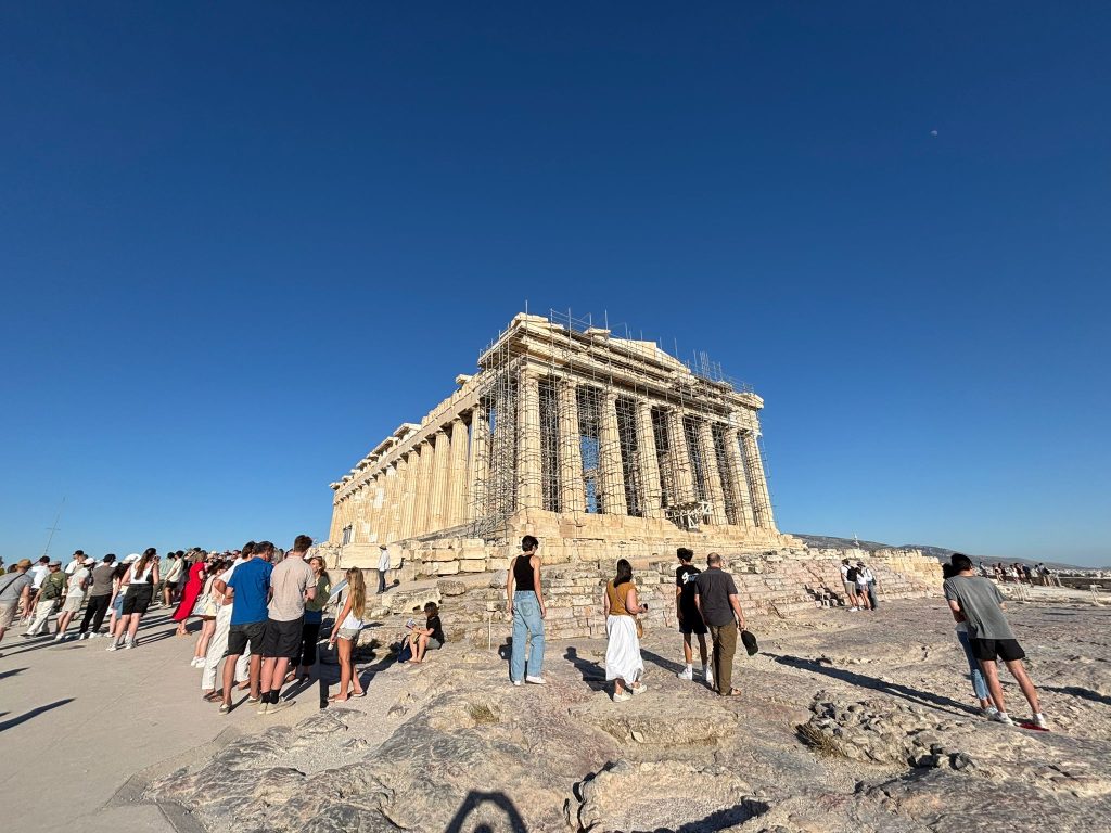 Grecia: Noi restricții pentru femei, amenzi colosale pentru nerespectare