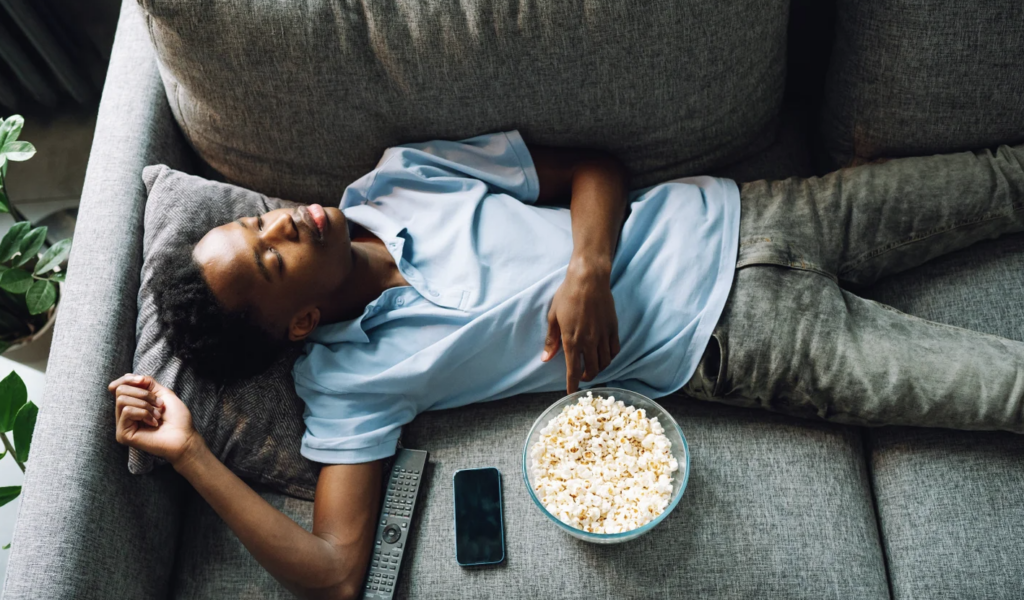 adormitul-la-televizor-1024x681.png - JurnalUrban