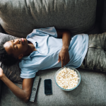 adormitul-la-televizor-1024x681.png - JurnalUrban