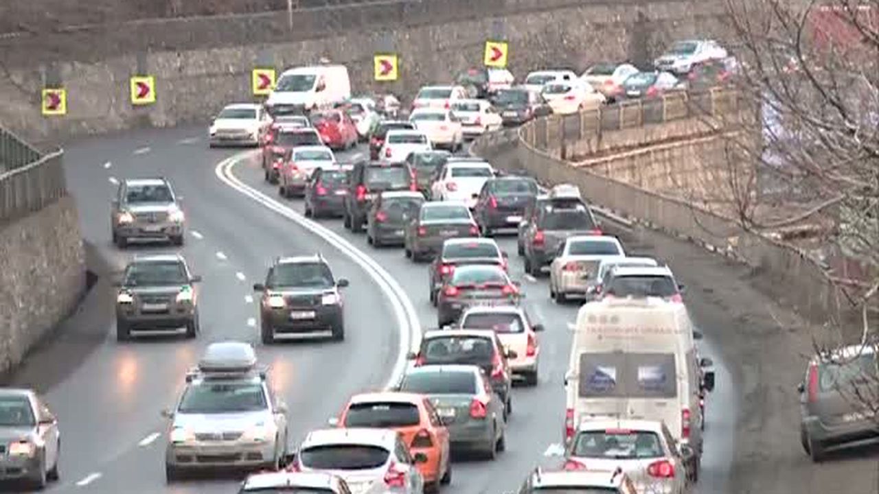 Blocaj total pe Valea Prahovei! Cozi infernale spre București, Poliția recomandă rute ocolitoare
