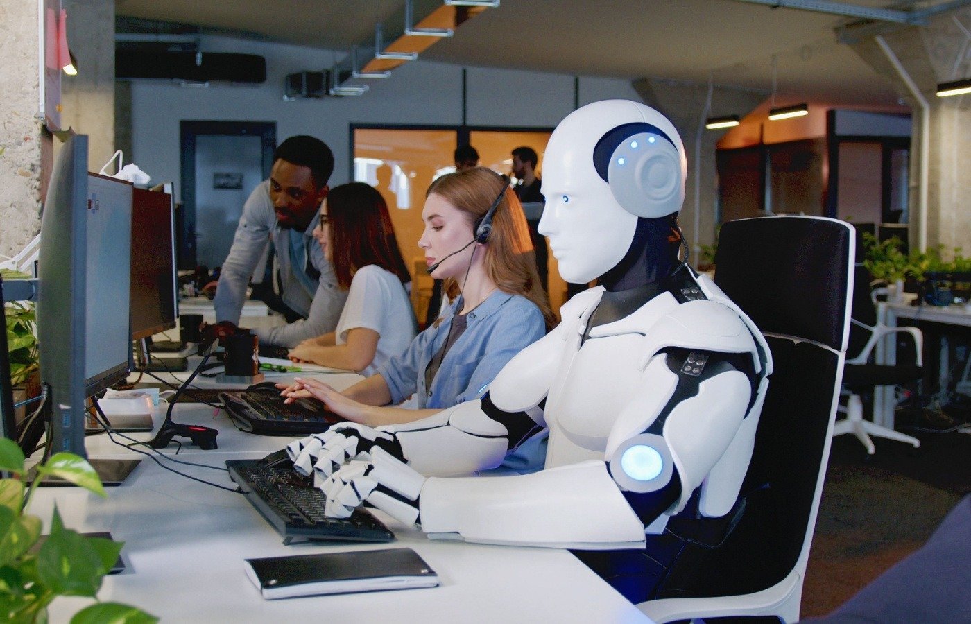 AI-ul nu va înlocui oamenii, ci va schimba modul în care muncim Inteligența artificială (AI) nu este încă suficient de avansată pentru a înlocui pe scară largă oamenii de la locul de muncă, dar va transforma modul în care se lucrează