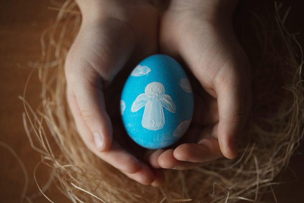 Ajutoare de Paște: Românii cu venituri mici primesc pachete de la autorități prin Biserică