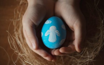 Ajutoare de Paște: Românii cu venituri mici primesc pachete de la autorități prin Biserică