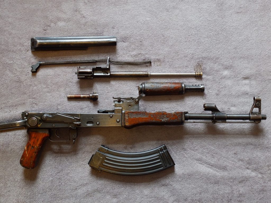 Oameni de afaceri trimiși în judecată pentru nerespectarea regimului armelor și munițiilor București – Șefii unei companii care importă armament și muniție pentru Armată și Ministerul Afacerilor Interne au fost trimiși în judecată