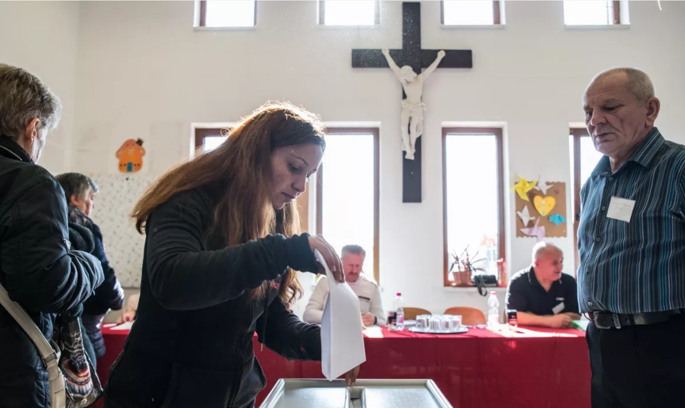 Un sondaj recent arată că marea majoritate a alegătorilor din Ungaria sunt imunizați la potențiale dezvăluiri compromițătoare în timpul campaniei electorale