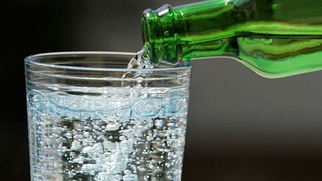 Apa minerală, suspectă de cancer de colon: Avertisment pentru români