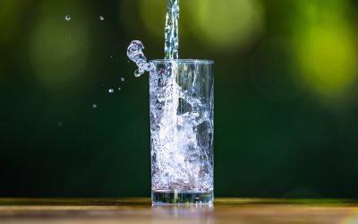 Un PAHAR cu apă te poate îmbolnăvi? Află legătura cu hipertensiunea!