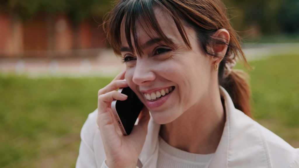 Psihologii explică: De ce un simplu telefon schimă mai mult decât crezi