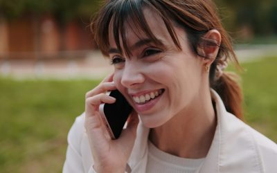 Psihologii explică: De ce un simplu telefon schimă mai mult decât crezi