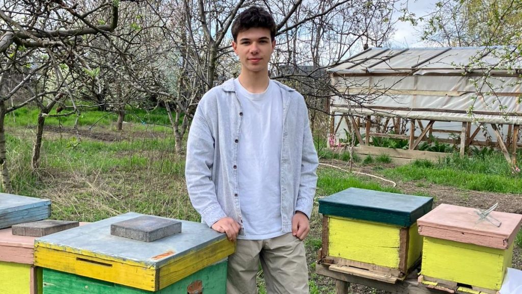 Codrin din Iași, micul apicultor cu stupina „smart”: A strâns bani și a cucerit Europa