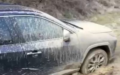 Jandarmi, eroi pe un drum de coșmar: Oamenii salvați din noroi