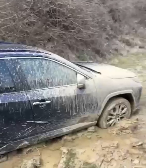 Jandarmi, eroi pe un drum de coșmar: Oamenii salvați din noroi