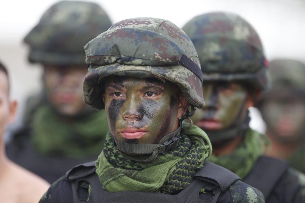 De ce tinerii thailandezi aleg uniforma militară: Explicații surprinzătoare