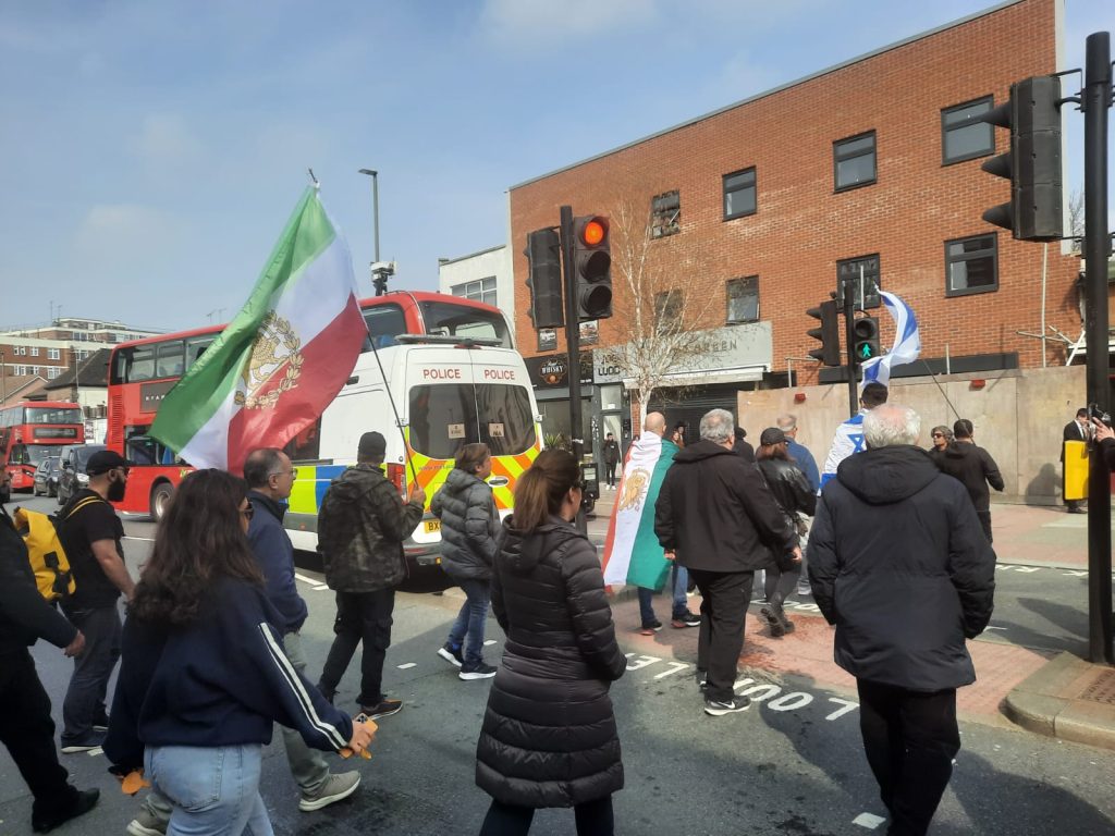 Trei tineri arestați în legătură cu incendierea ambulanțelor evreiești la Londra Poliția Metropolitană a arestat miercuri trei tineri cu vârste de 17, 19 și 20 de ani în legătură cu incendierea a patru ambulanțe ale unei organizații medicale evreiești din Londra