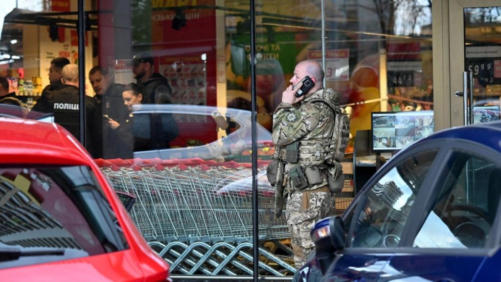 Masacru la Kîiv: Șase morți și nouă răniți într-un supermarket, atacatorul a fost ucis