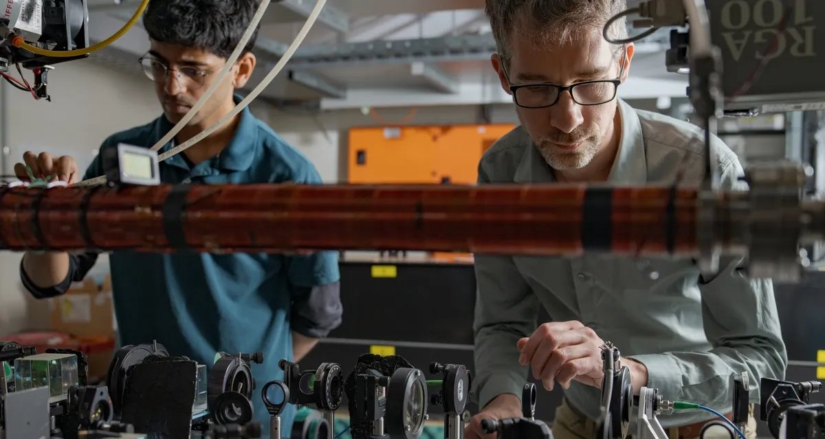 Fizicienii au „capturat” entanglementul în mișcarea atomilor: O nouă confirmare a teoriei cuantice Într-un experiment recent, cercetătorii au reușit să observe fenomenul de entanglement cuantic, legătura misterioasă dintre particule, în mișcarea atomilor