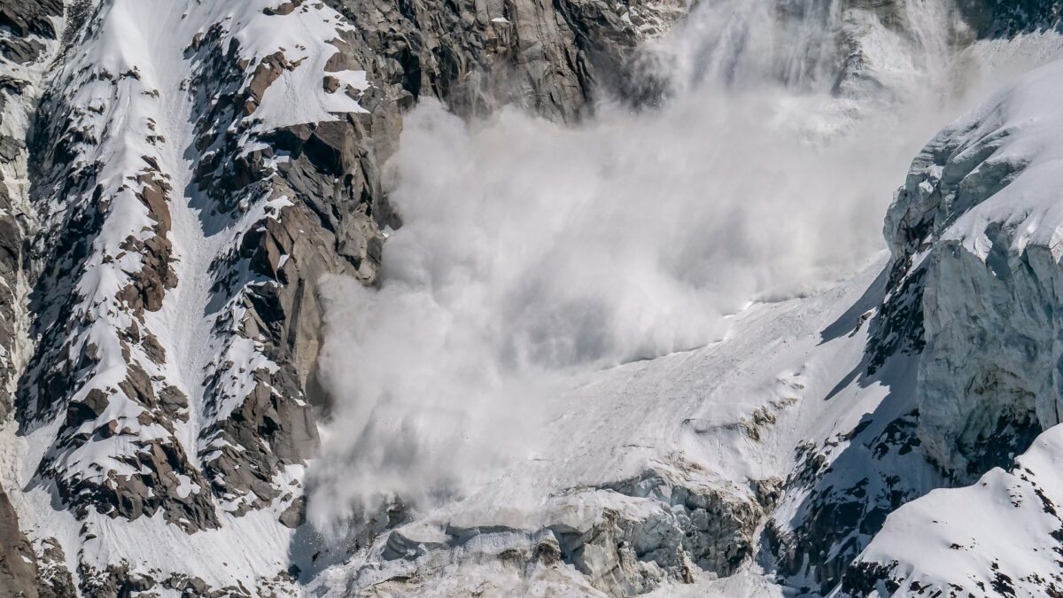 Avalanșe periculoase la munte: ANM avertizează schiori și turiști din România