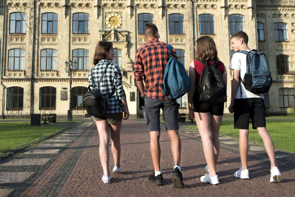 Mii de studenți din România, loviți de scandalul burselor UK: Ce sume pierd