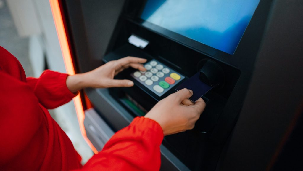 Blocaj financiar: Bănci fără CASH. Clienții, blocați să își acceseze banii