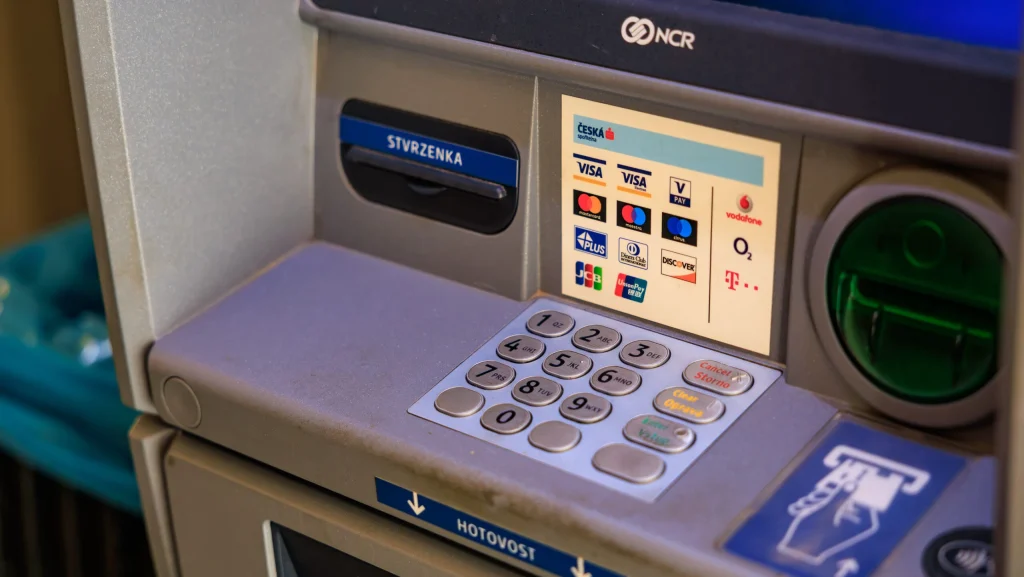 Bancomatele, pe cale de dispariție în Europa: Accesul la numerar, limitat