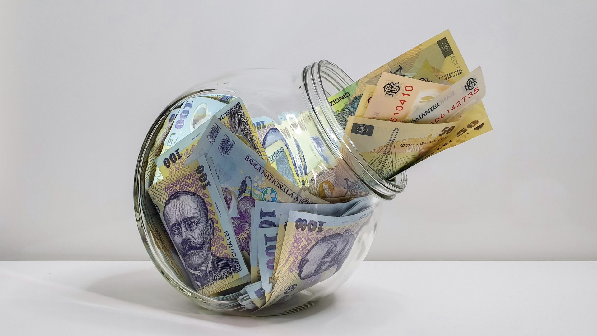 Guvernul lansează o nouă emisiune Tezaur cu dobânzi de până la 7,50% București – Ministerul Finanțelor a anunțat o nouă ediție a titlurilor de stat Tezaur, o oportunitate de investiție pentru români, cu dobânzi anuale atractive și venituri neimpozabile