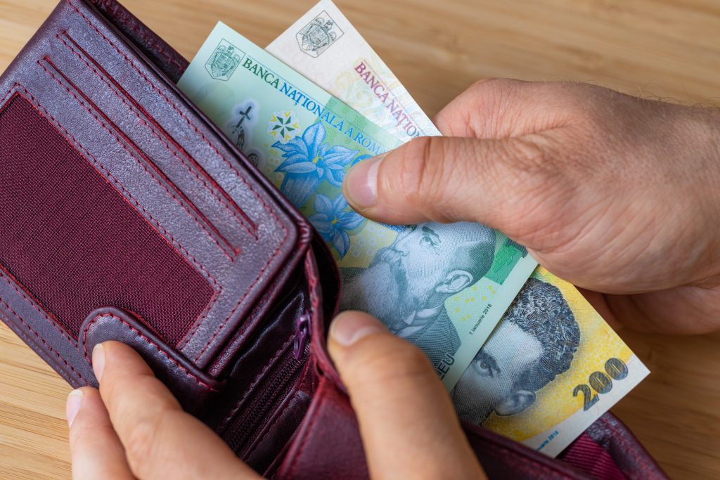 Consiliul Concurenței: Firmele, avertizate să nu umfle prețurile în contextul economic dificil În contextul economic internațional dificil, Consiliul Concurenței avertizează companiile să nu profite de situație pentru a majora artificial prețurile