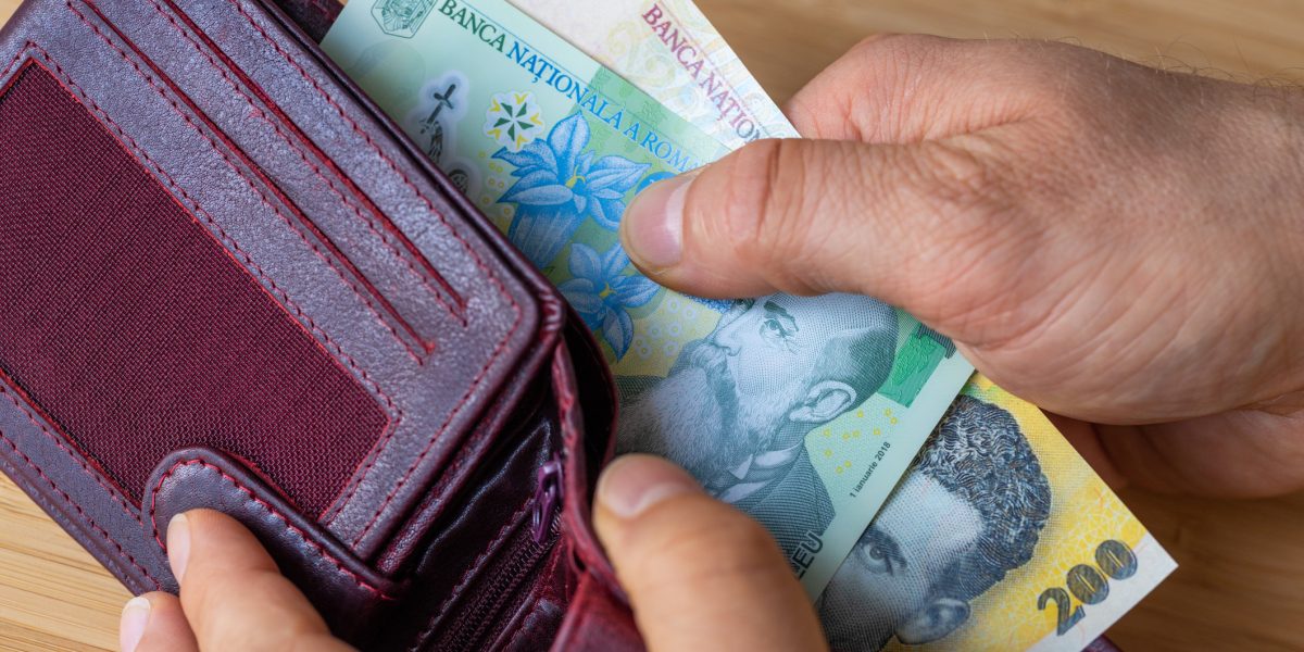 bani-portofel-dreamstime.jpg - JurnalUrban