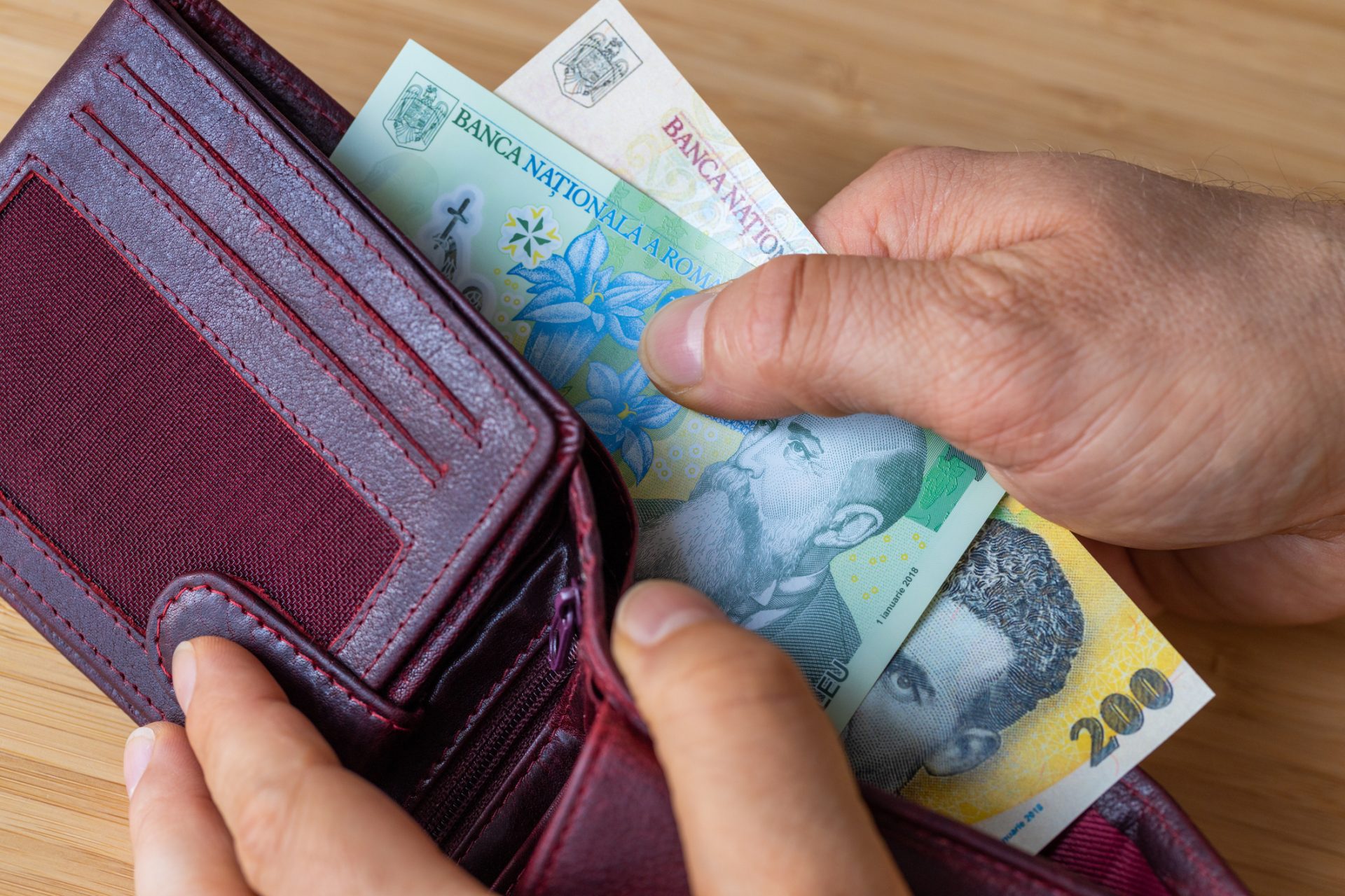 Consiliul Concurenței: Firmele, avertizate să nu umfle prețurile în contextul economic dificil În contextul economic internațional dificil, Consiliul Concurenței avertizează companiile să nu profite de situație pentru a majora artificial prețurile