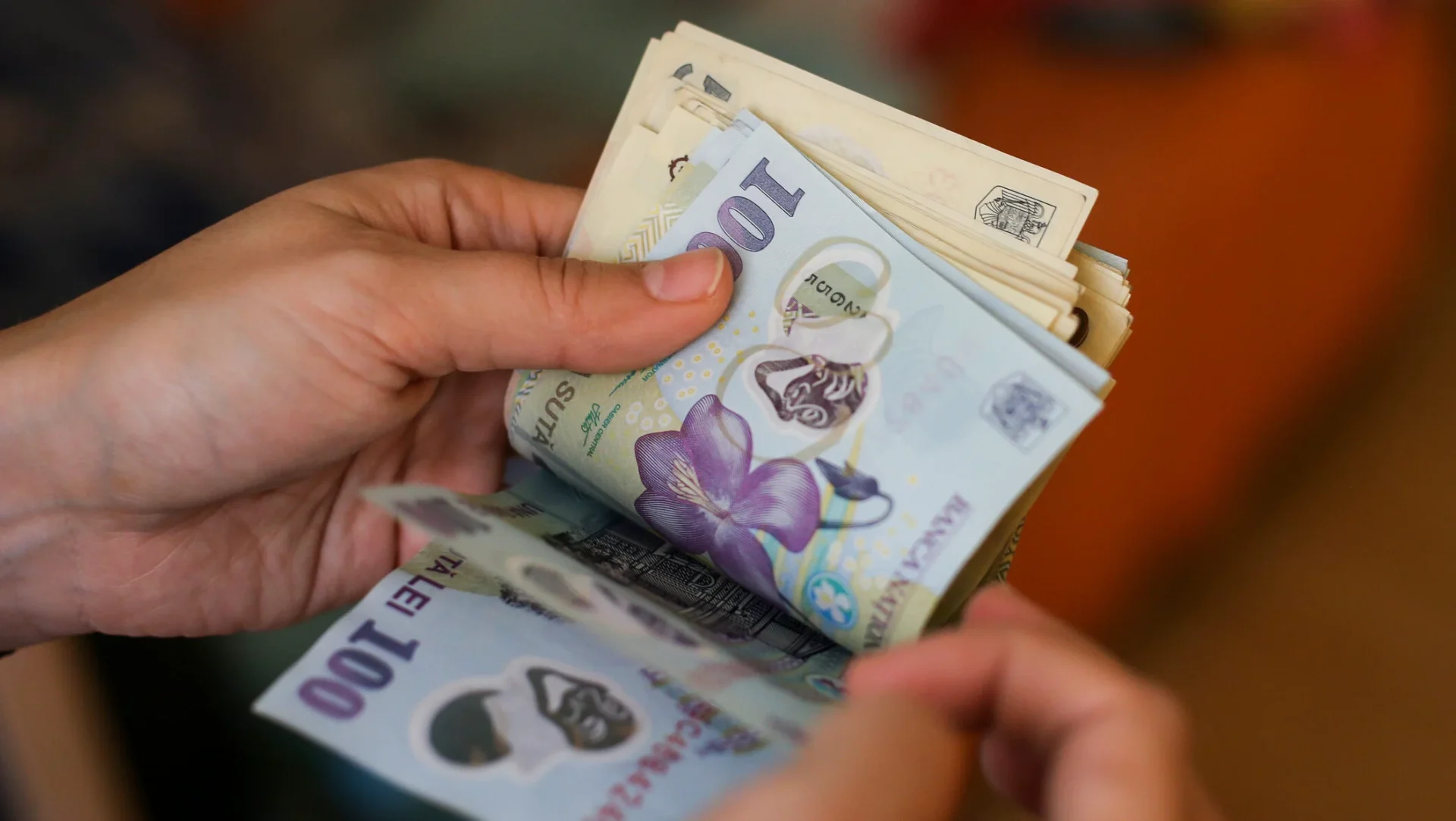 Guvernul a decis să plătească anticipat salariile profesorilor și ale angajaților din învățământ, astfel încât aceștia să aibă banii înainte de Paște