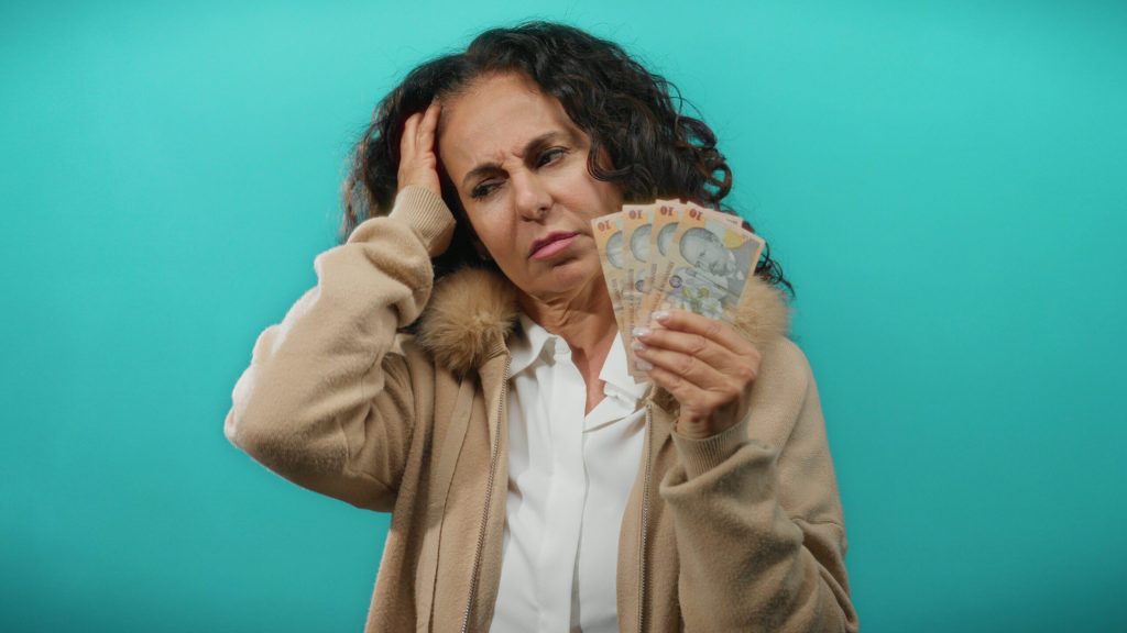 Taxă-șoc pentru turiști: Românii, puși să plătească suplimentar, deși au plătit vacanța