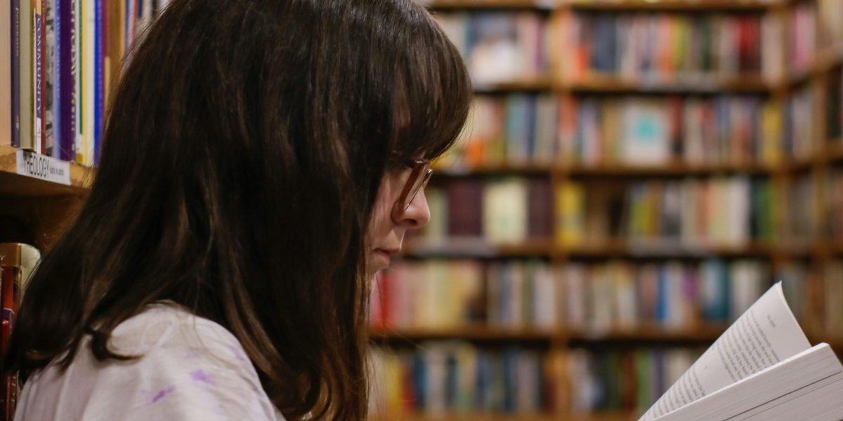 batch_Fata-Care-Citeste-Lectura-Biblioteca-Library-Adolescenta-eliott-reyna-kcT-7cirBEw-unsplash.jpg - JurnalUrban