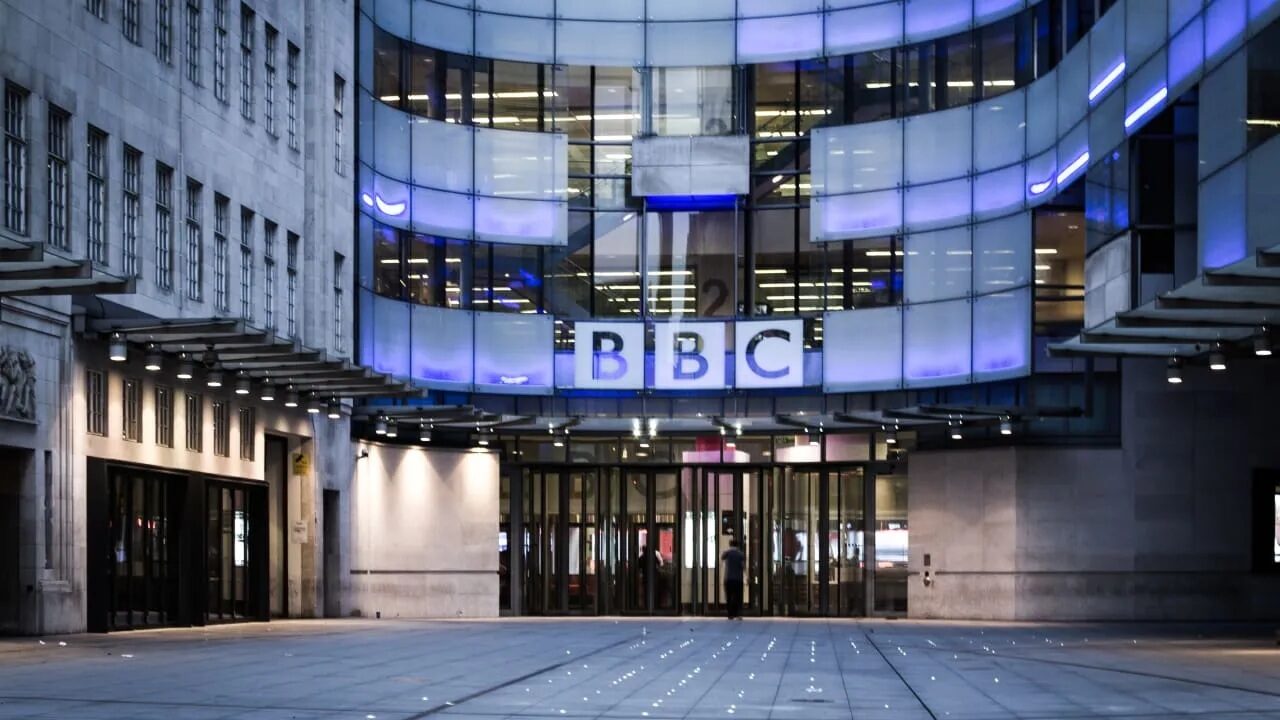 BBC dă afară 2000 de angajați: Cea mai mare restructurare din ultimii 15 ani