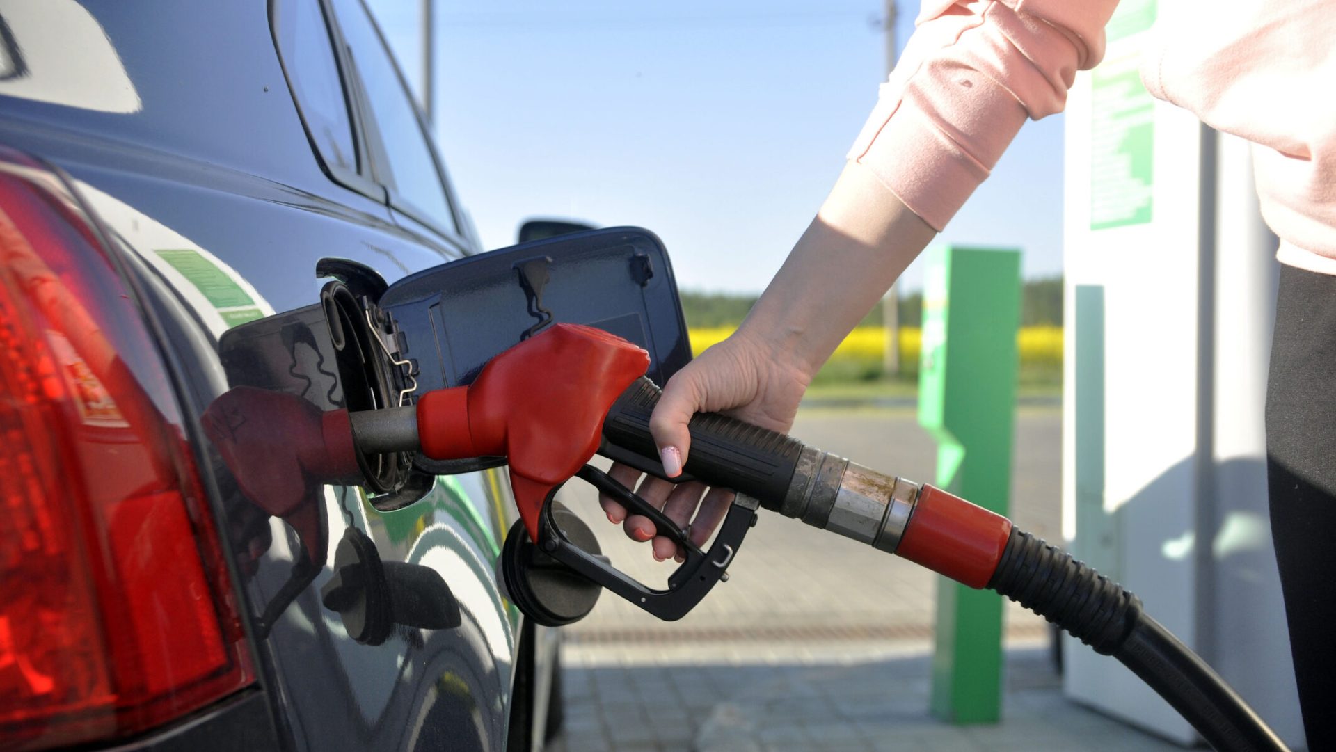 Prețurile carburanților nu vor mai scădea: Guvernul Bolojan încearcă doar să atenueze efectele București – Șoferii români nu trebuie să se aștepte ca prețurile la carburanți să revină la nivelurile de dinainte, chiar dacă Guvernul ia măsuri de compensare